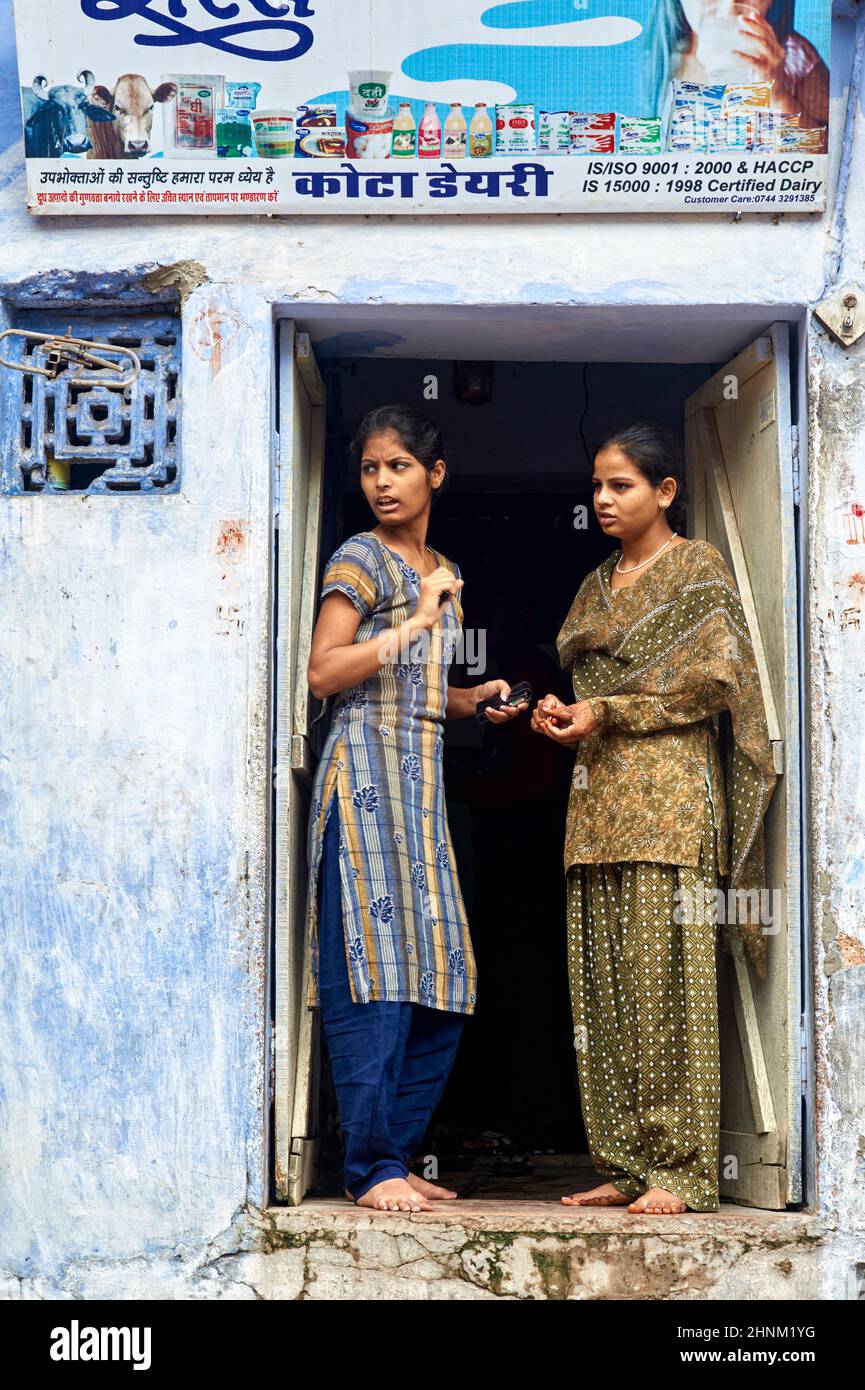 India Rajasthan Bundi. Due donne alla porta della loro casa Foto Stock