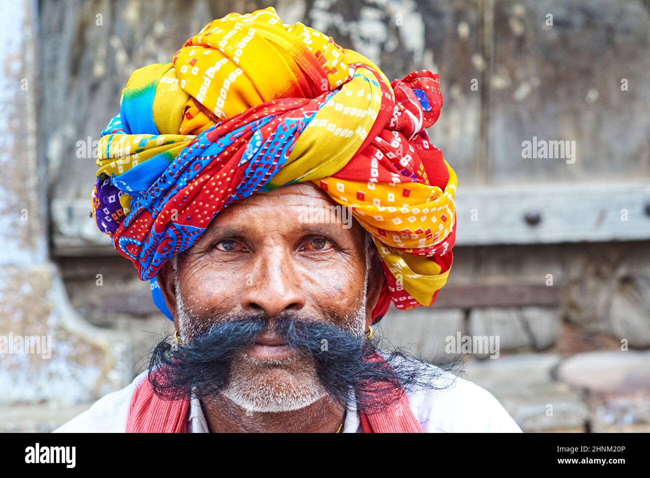 India Rajasthan Bundi. Ritratto di un vecchio uomo con turbante multicolore Foto Stock