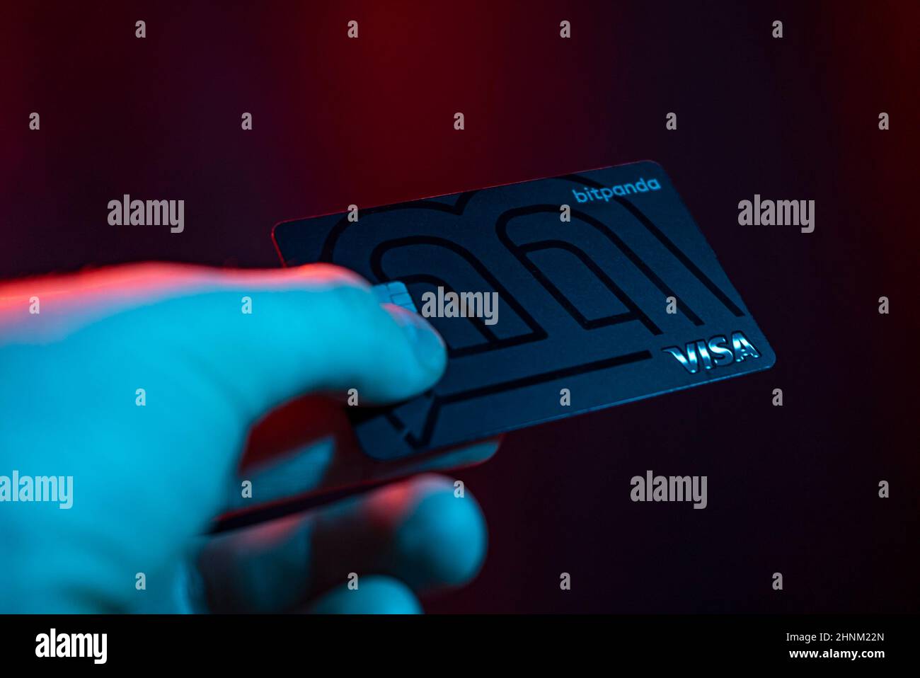 Carta di credito in mano 3 Foto Stock