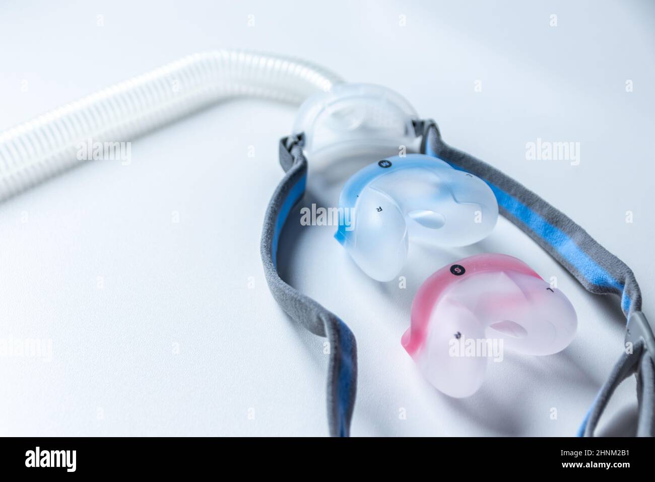 La maschera CPAP contro l'apnea ostruttiva del sonno aiuta i pazienti respiratore maschera clip di fissaggio per naso e gola respirazione farmaco con cpap macchina contro russare e disturbi del sonno per respirare più facile Foto Stock