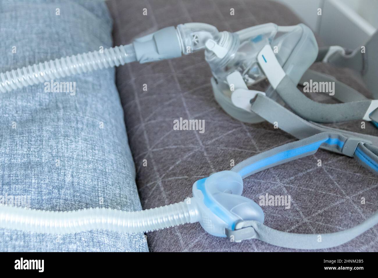 La maschera CPAP contro l'apnea ostruttiva del sonno aiuta i pazienti respiratore maschera clip di fissaggio per naso e gola respirazione farmaco con cpap macchina contro russare e disturbi del sonno per respirare più facile Foto Stock