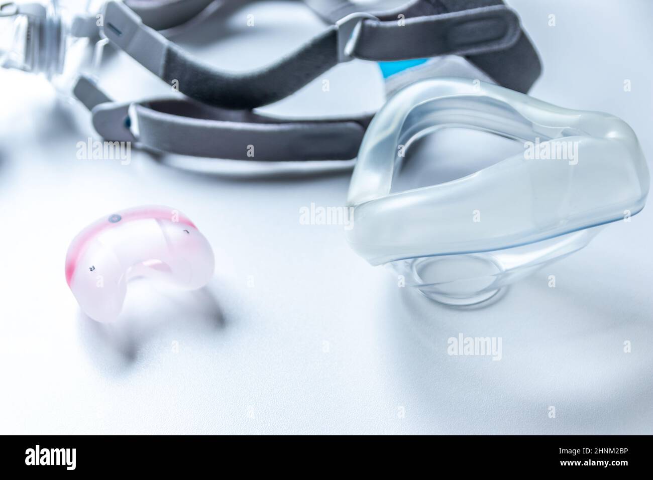 La maschera CPAP contro l'apnea ostruttiva del sonno aiuta i pazienti respiratore maschera clip di fissaggio per naso e gola respirazione farmaco con cpap macchina contro russare e disturbi del sonno per respirare più facile Foto Stock