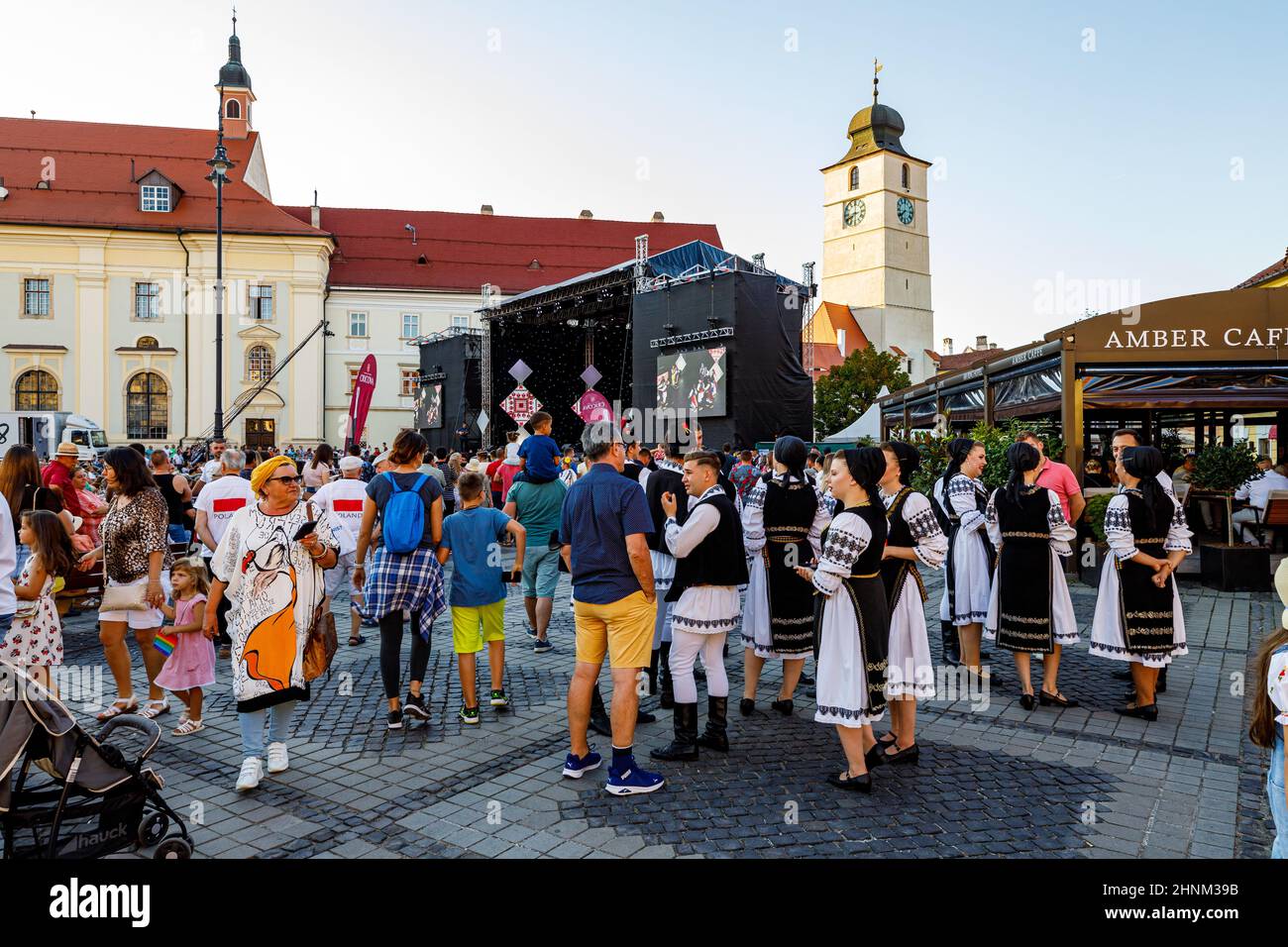 Persone rumene in abito folklorico Foto Stock