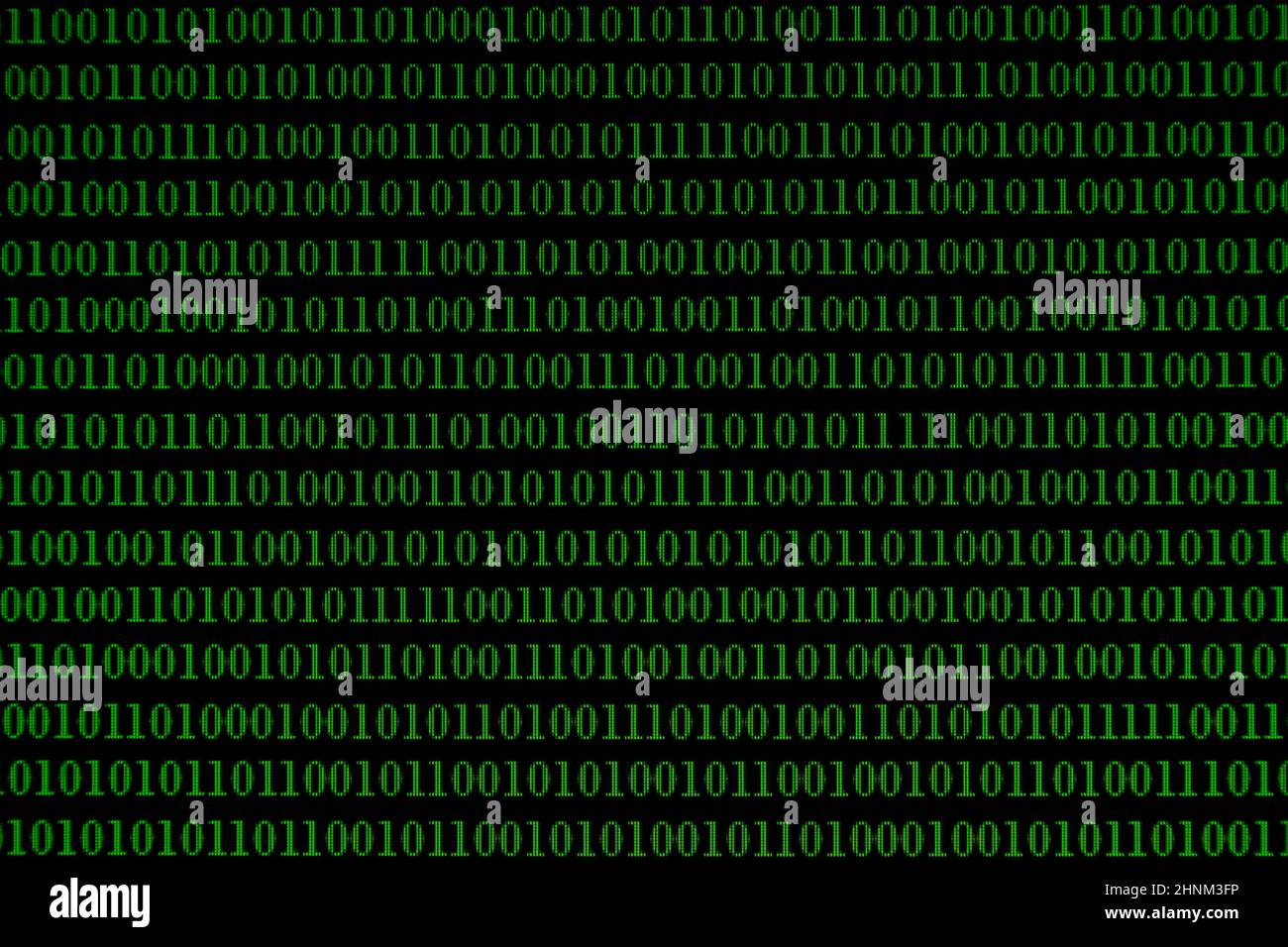 Codice binario su un monitor, riaccodando senza problemi il codice binario con testo verde su sfondo nero. Foto Stock