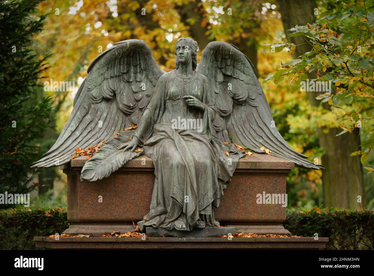 bell'angelo con ali sparse su un cimitero di umore autunnale Foto Stock