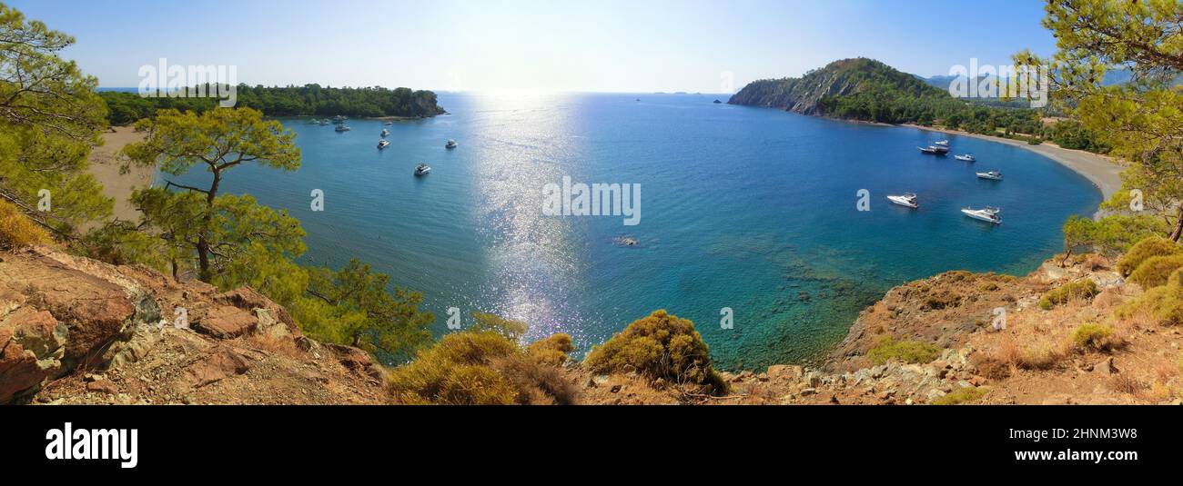 Vista della spiaggia di pietra sul sito dell'antica città líciana di Phaselis. Sito storico Foto Stock