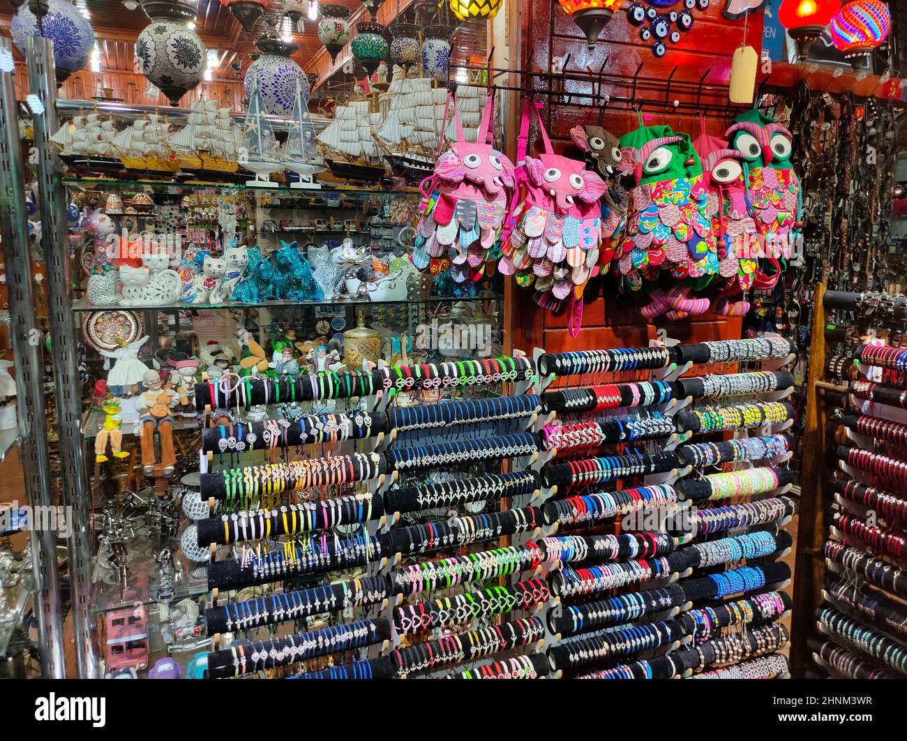 Collezione di ceramiche turche in vendita al Grand Bazaar di Istanbul, Turchia. Foto Stock