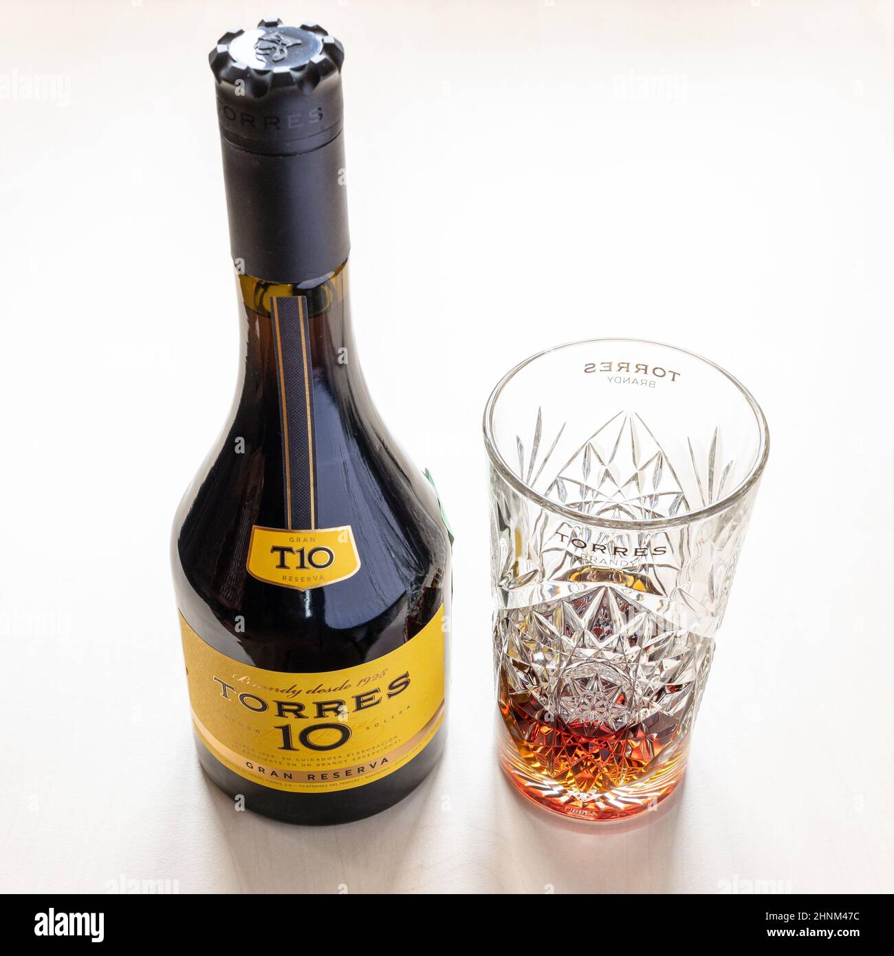 TORRES Gran Reserva brandy e cristallo Tumbler Foto stock - Alamy