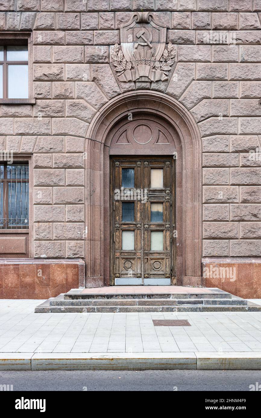 ingresso alla vecchia casa di appartamenti con piastrelle di granito Foto Stock