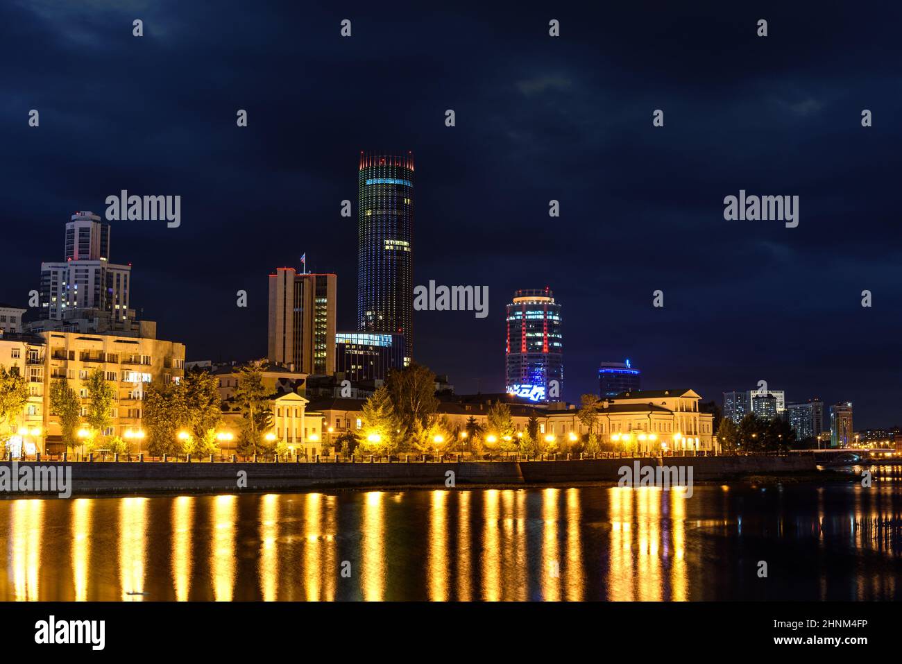 Scena notturna nel centro di Ekaterinburg, Russia Foto Stock