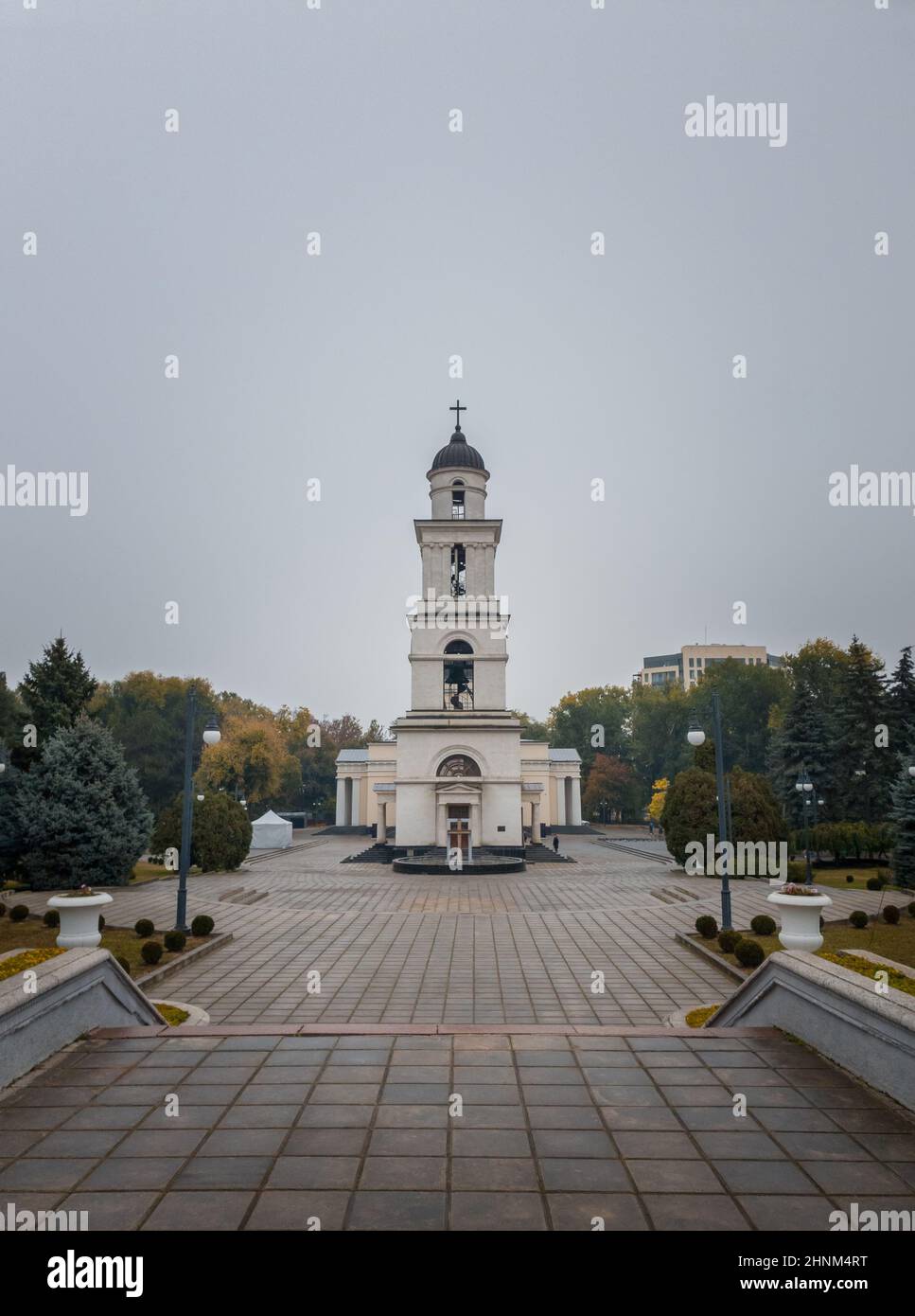 Il campanile nei pressi della Natività Metropolitana del Signore a Chisinau, Moldavia. Punto di riferimento storico e architettonico della capitale Foto Stock