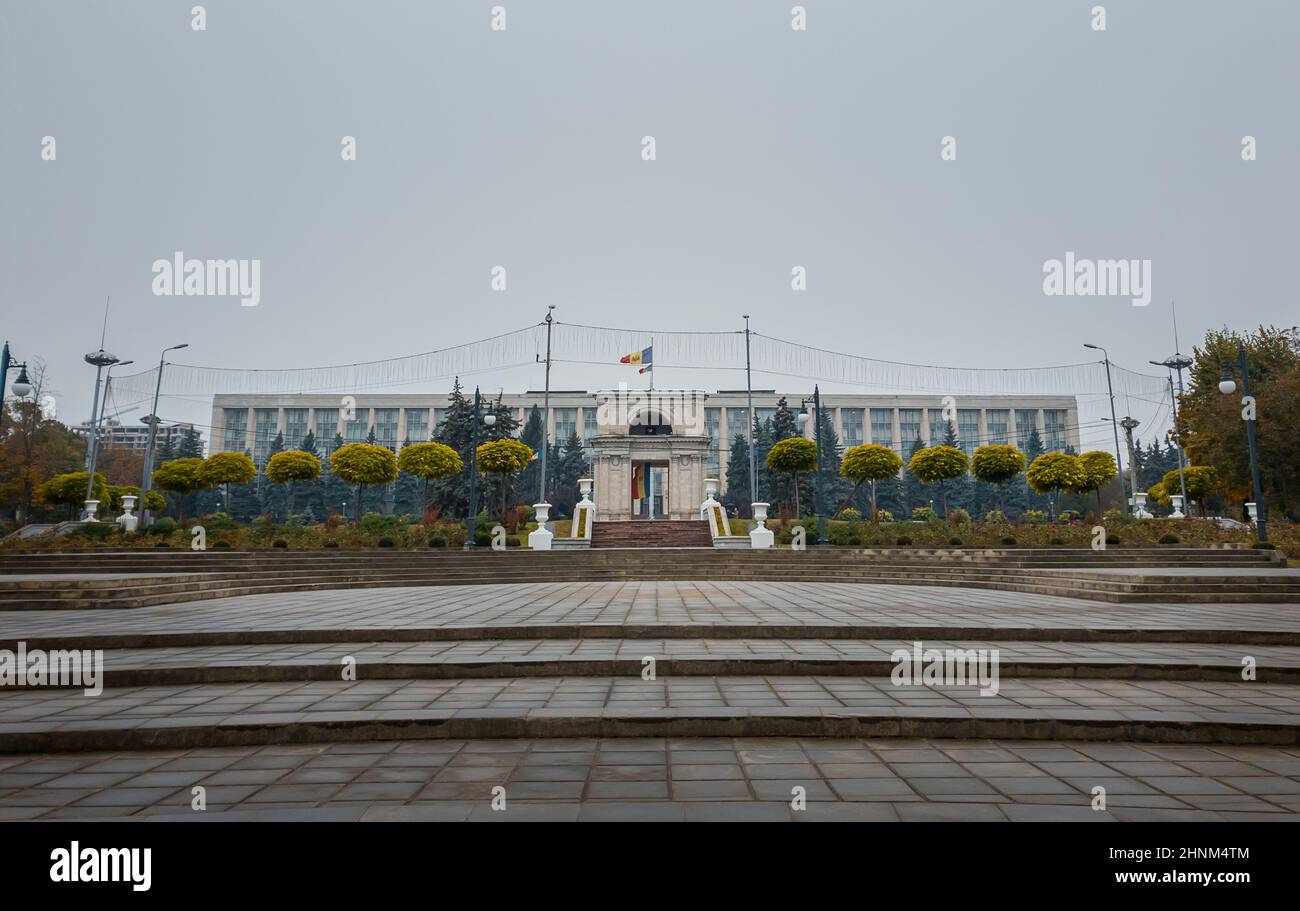 Vista dalla piazza dell'Arco di Trionfo di fronte all'edificio governativo, Chisinau, Moldavia. Monumenti storici della capitale. Foto Stock