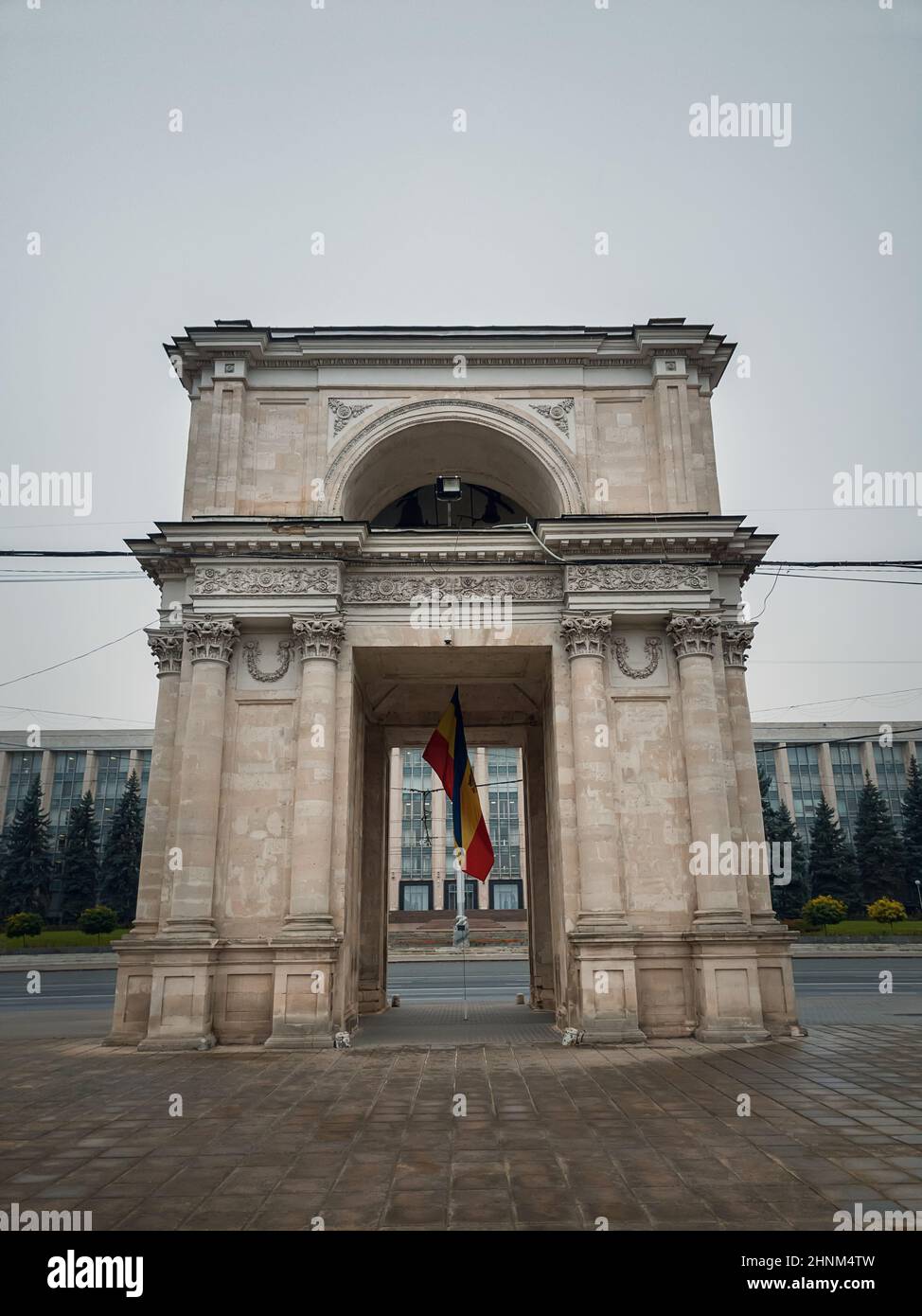 Vista ravvicinata dell'Arco di Trionfo di fronte all'edificio governativo, Chisinau, Moldavia. Monumenti storici della capitale Foto Stock