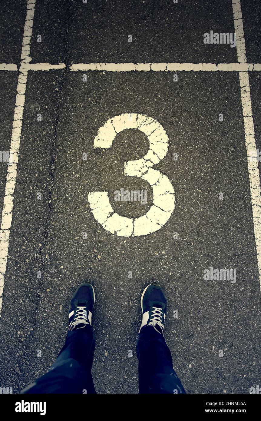 I piedi dell'uomo sulle piste da corsa Foto Stock