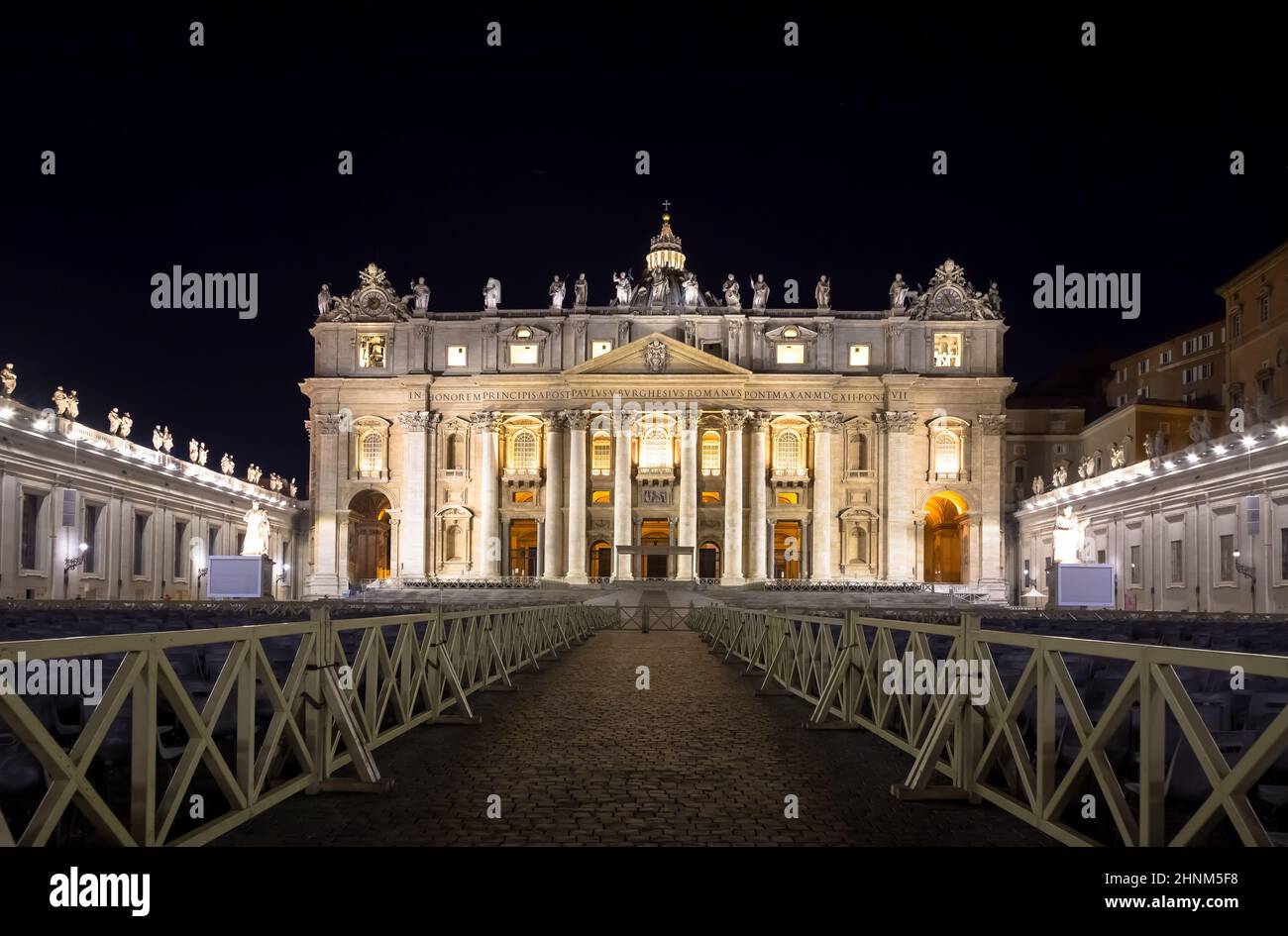 Basilica di San Pietro nella Città del Vaticano illuminata di notte, capolavoro di Michelangelo e Bernini Foto Stock