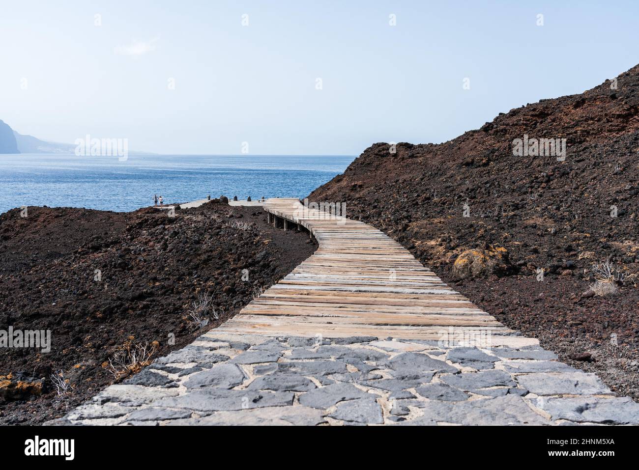 Pavimento in legno sulla riva rocciosa di Capo Teno. Tenerife. Isole Canarie. Spagna. Foto Stock