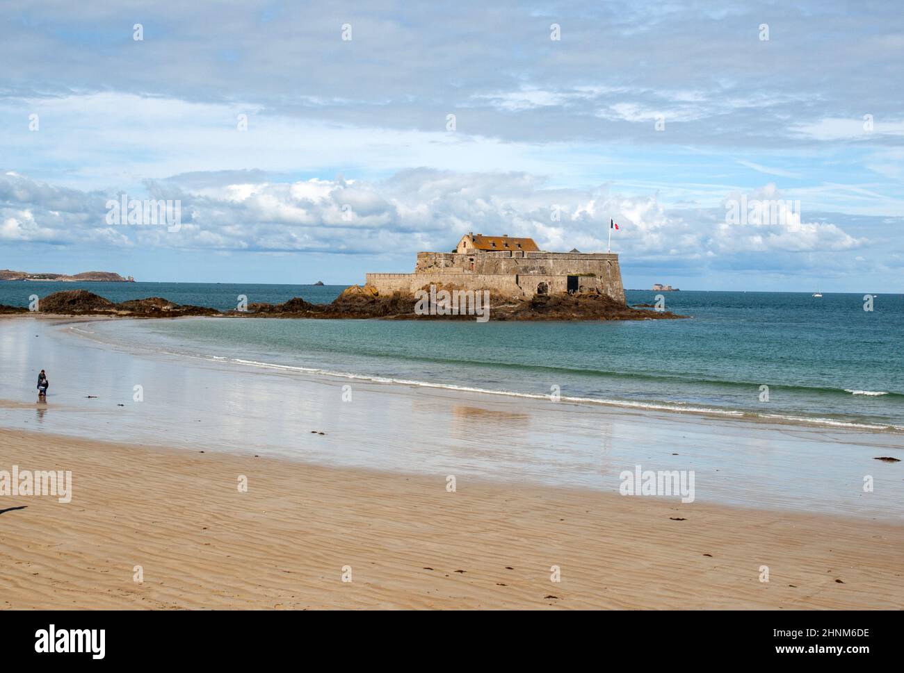 Vista del Fort National e spiaggia n Saint Malo Brittany, Francia Foto Stock