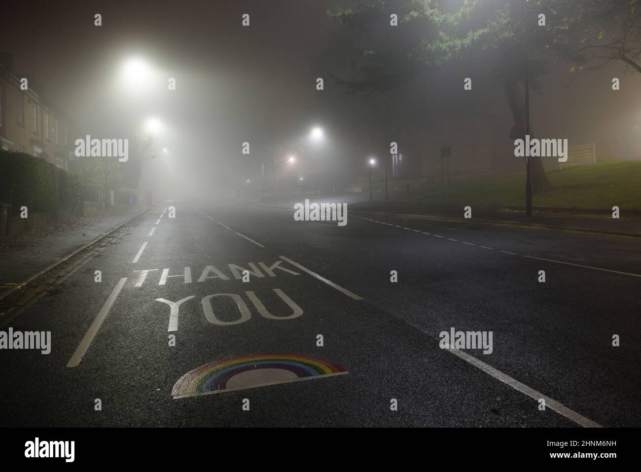 Grazie NHS arcobaleno dipinto su glossop Road, ospedale Hallamshire Foto Stock