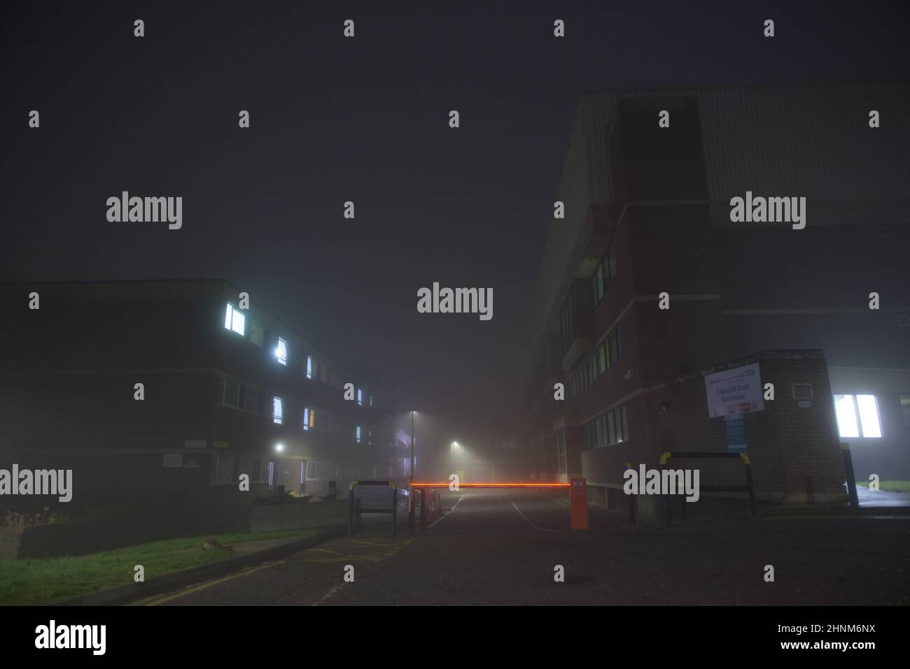 Hallamshire Hospital alloggio blocco illuminato in una notte nebbia. Foto Stock