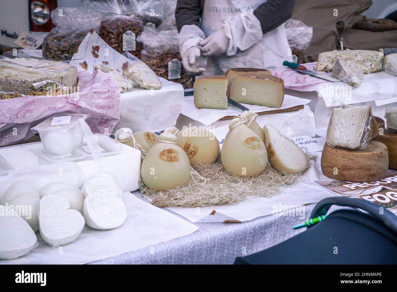 Stalla piena di formaggi in vendita Foto Stock