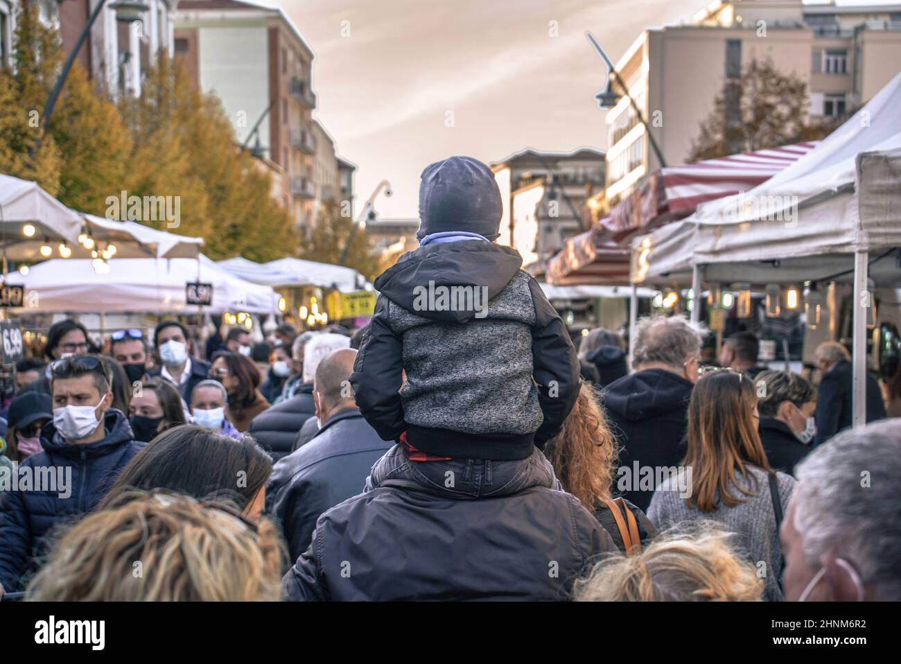 Bambino sulla spalla del padre nella folla Foto Stock