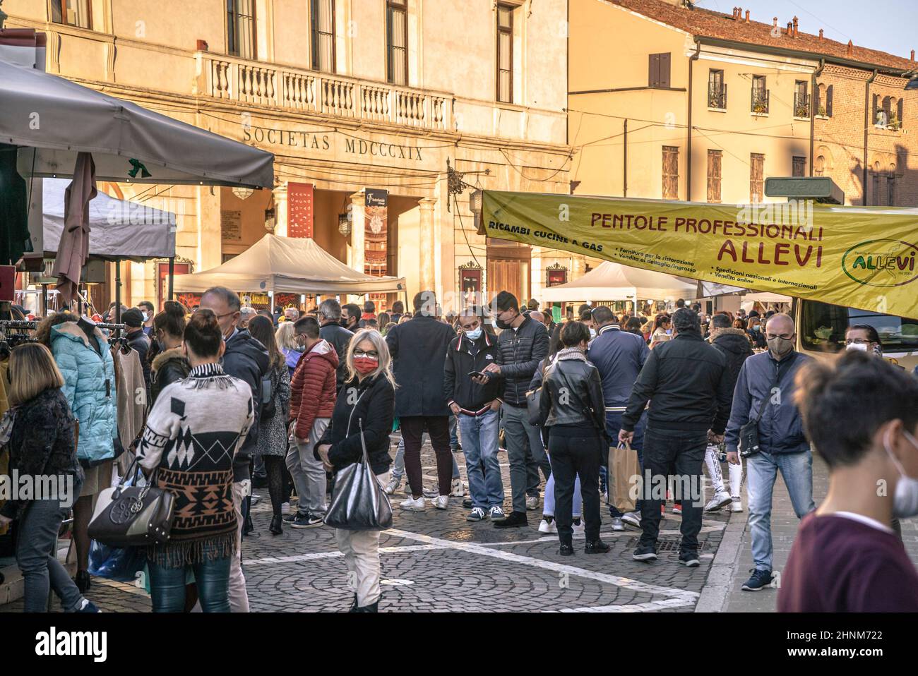 Folla di gente di mercato di strada Foto Stock