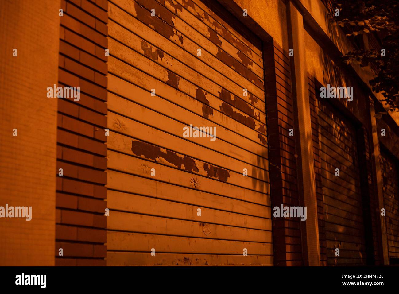 Edificio abbandonato cancello chiusa di notte Foto Stock