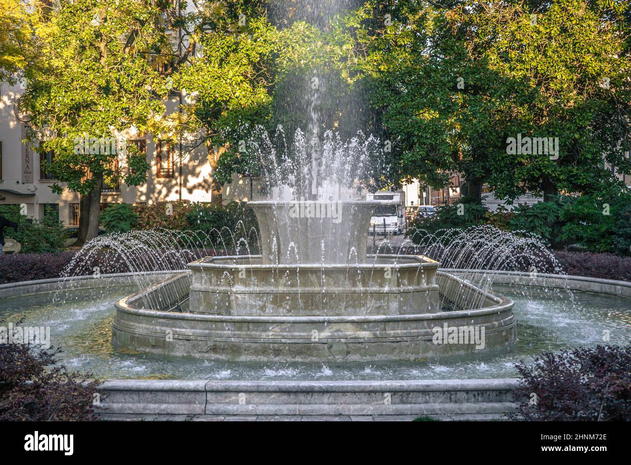 Dettaglio paesaggio Fontana a Rovigo, Italia. Vecchia fontana di marmo. Foto Stock