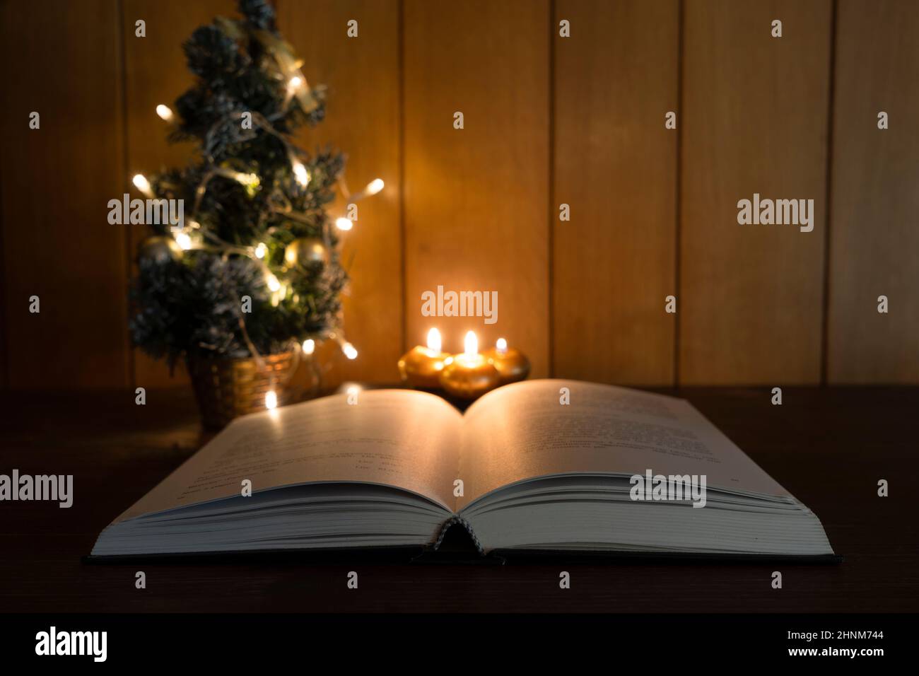 Libro biblico nel periodo di Natale Foto Stock