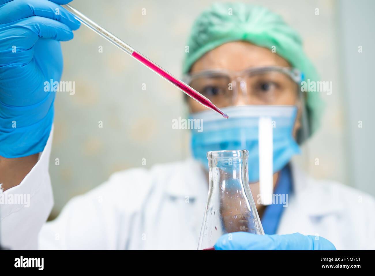 Medico test sviluppo vaccino medico per trattare i pazienti affetti da malattia nuovo Coronavirus Covid-19 vaccino in ospedale. Foto Stock