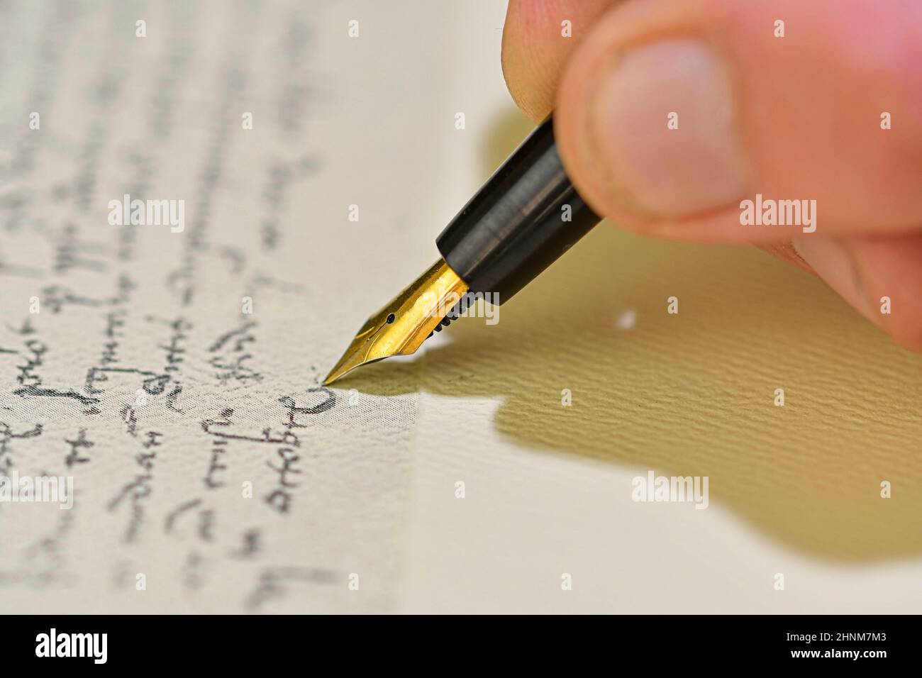 Stile antico. Lettera di scrittura a mano con penna stilografica. Primo piano di una mano maschio pronta a scrivere con un elegante penna stilografica Foto Stock