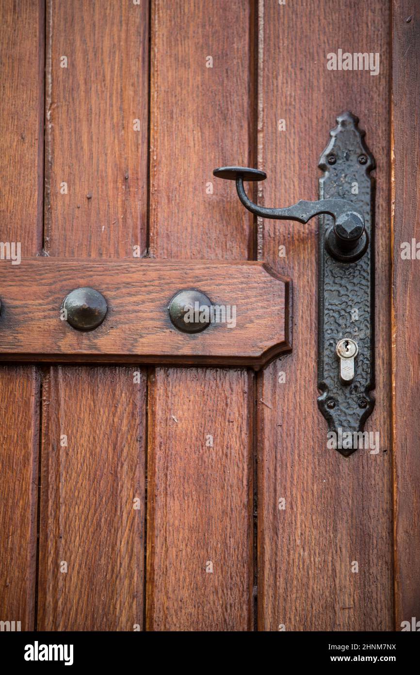 Maniglia per porta decorata in ferro su una porta di legno Foto Stock