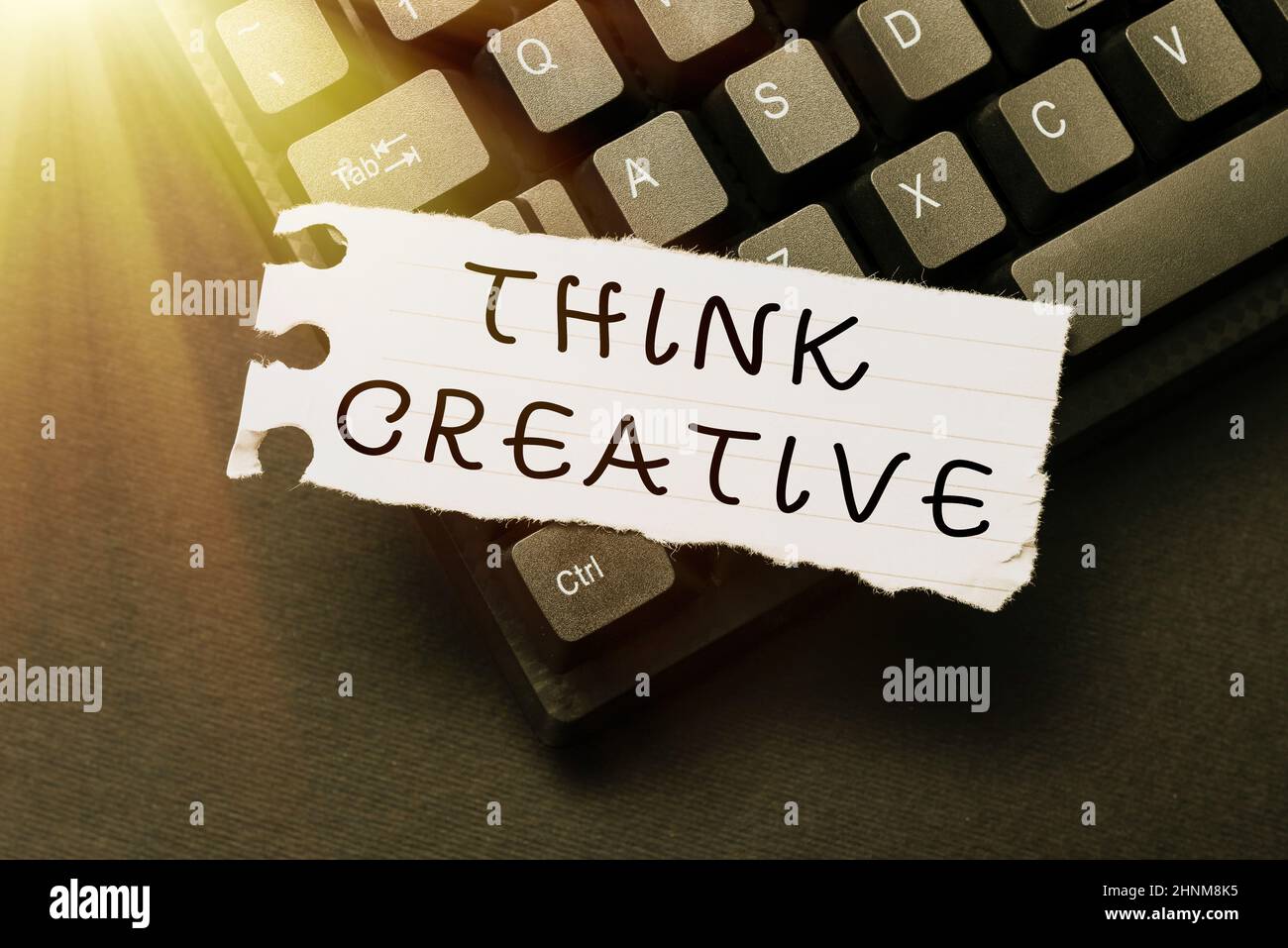 Segno di testo che mostra Think Creative, parola scritta sulla capacità di percepire modelli che non sono ovvi inviare nuovi messaggi on-line, creando Visual N Foto Stock
