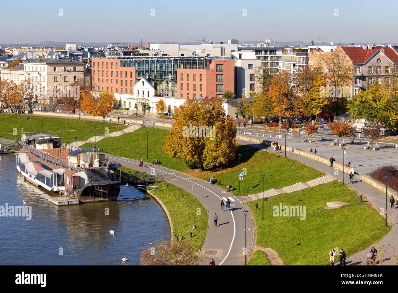 Boulevard sul fiume Wisla, area ricreativa, chiatta ristorante ormeggio sulla riva, Cracovia, Polonia Foto Stock