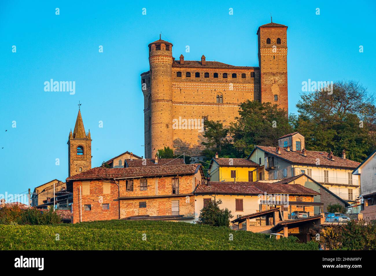 Il castello di Serralunga d Alba Foto Stock