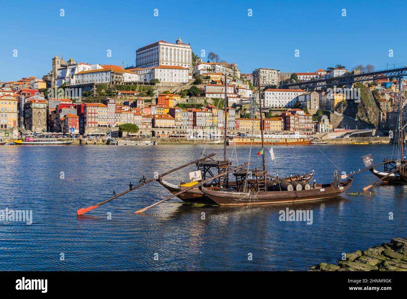 Barche con vino porto a Porto Foto Stock