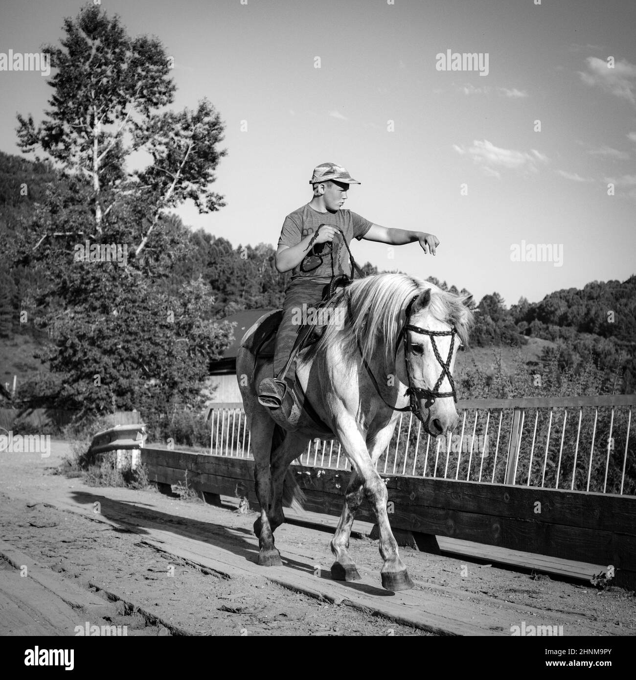 31st luglio, Russia, Altay, cowboy a cavallo al ponte Foto Stock