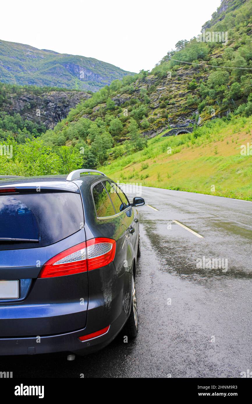 L'auto sta guidando su strada bagnata le montagne, Hemsedal Norvegia. Foto Stock