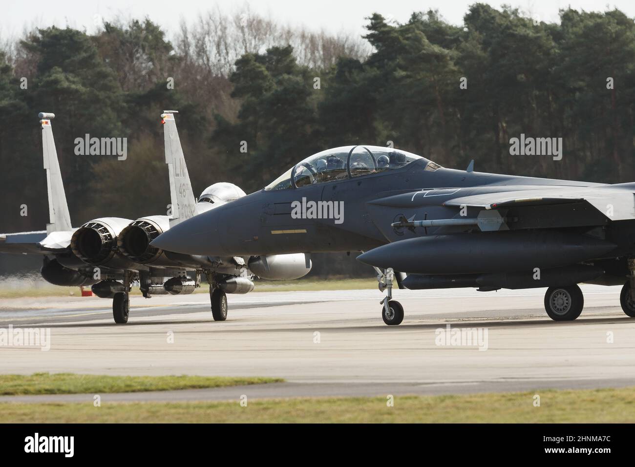 F15 combattenti armati di armi si preparano al decollo da RAF Lakenheath, Regno Unito 17/02/22 Foto Stock