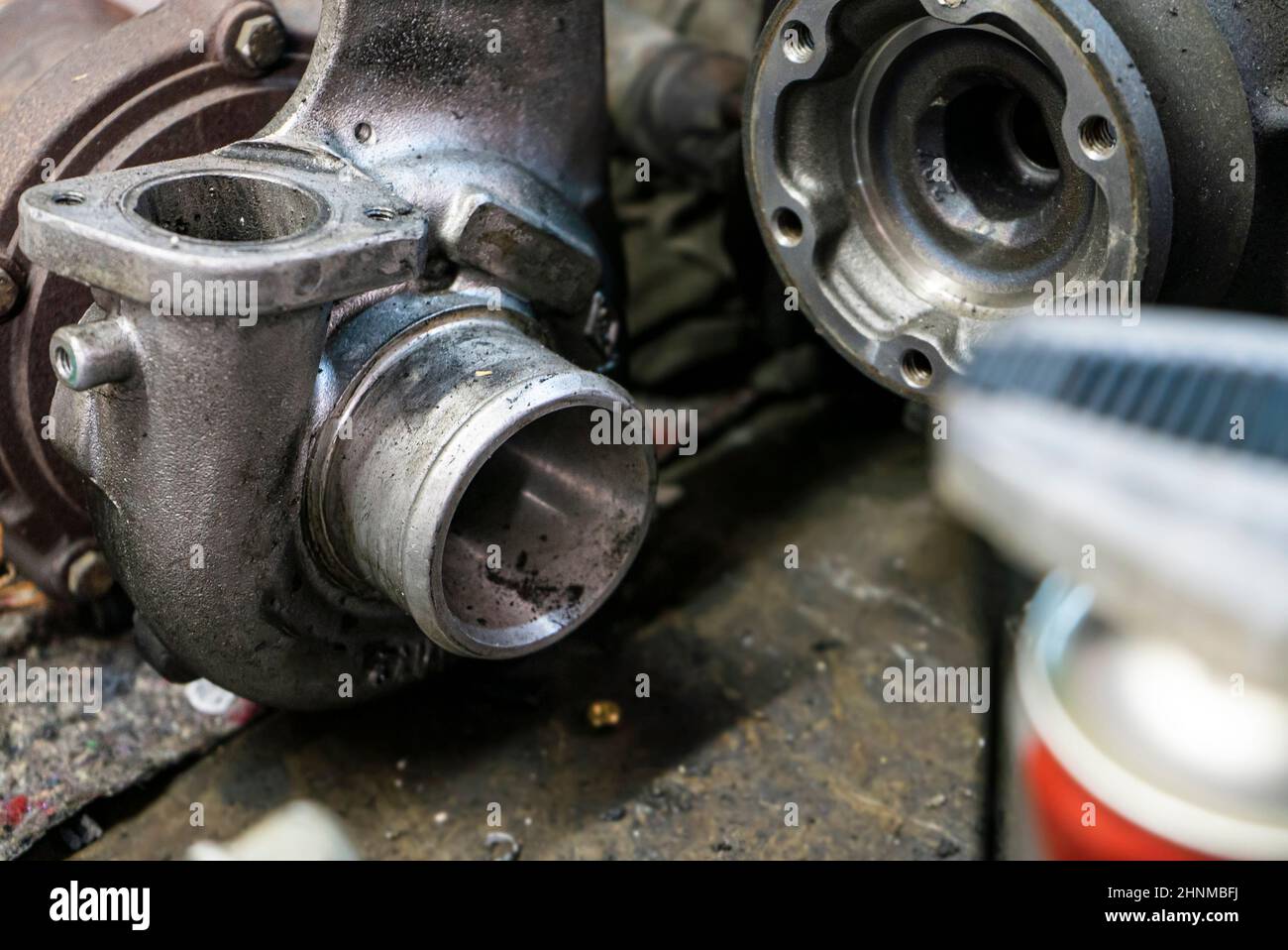 Vecchia turbina del motore dell'automobile rotta 2 Foto stock - Alamy
