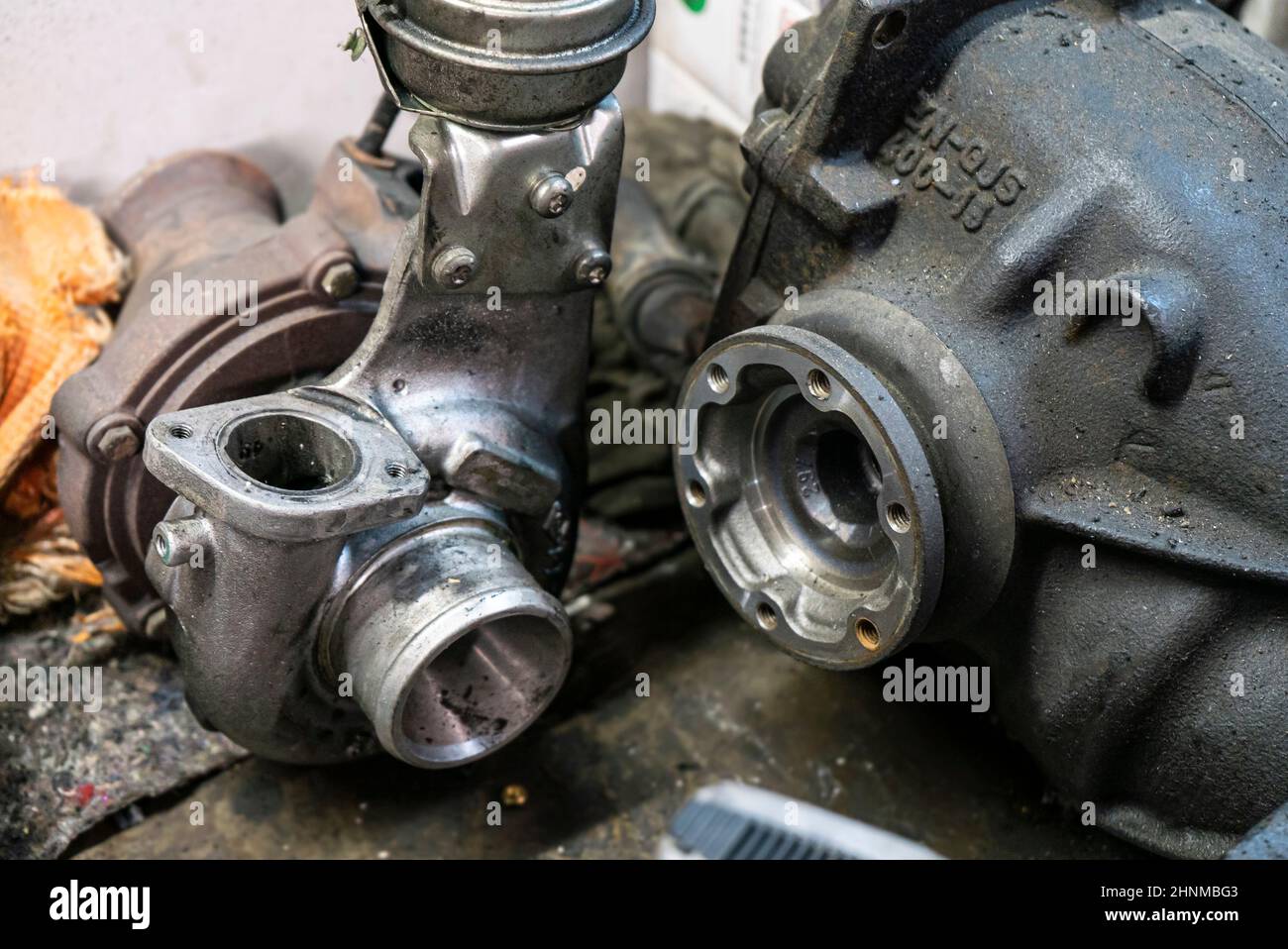 Vecchia turbina del motore dell'automobile rotta Foto Stock