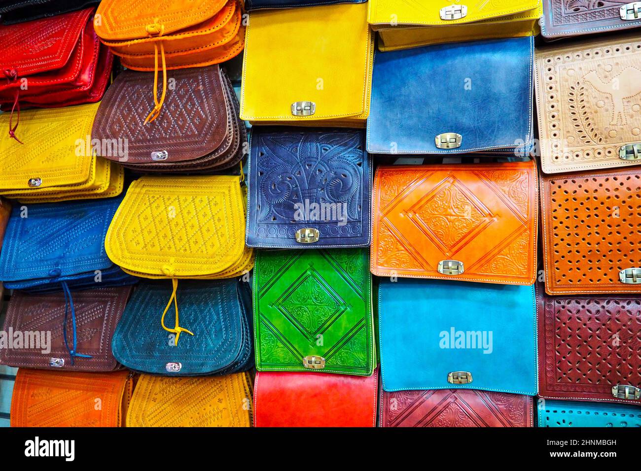 Molte borse colorate in pelle esposte al souk - tradizionale mercato di strada in Marocco, primo piano dettaglio Foto Stock
