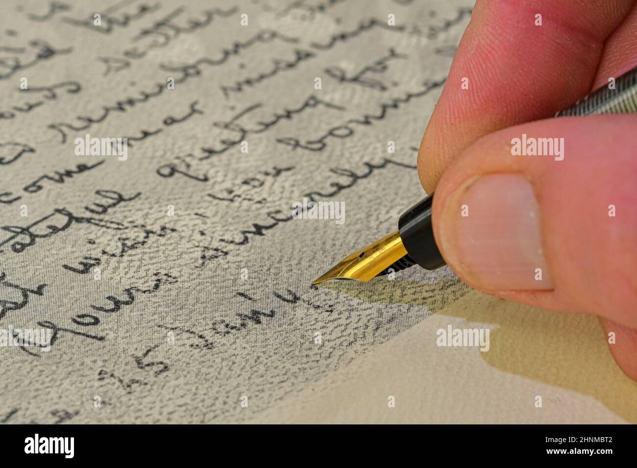 Primo piano di una mano maschio pronta a scrivere con un elegante penna stilografica. Lettera di scrittura a mano con penna stilografica Foto Stock
