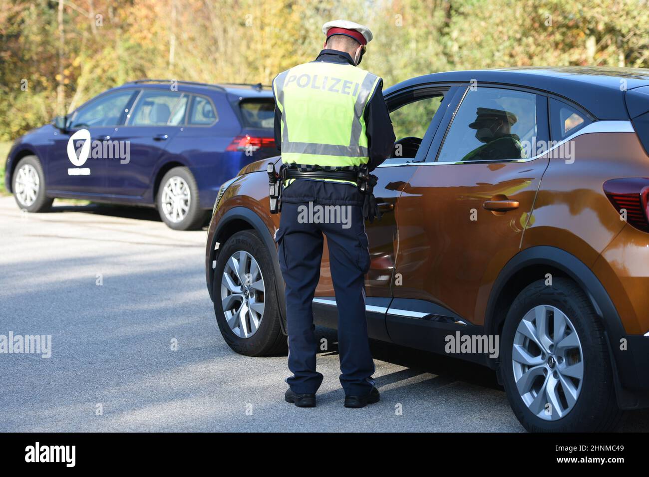 Ausreisekontrollen aus Corona-Hochinzidenz-Risikogebiet Gmunden durch Bundesheer und Polizei, Österreich, Europa - uscite dai controlli della corona alta Foto Stock