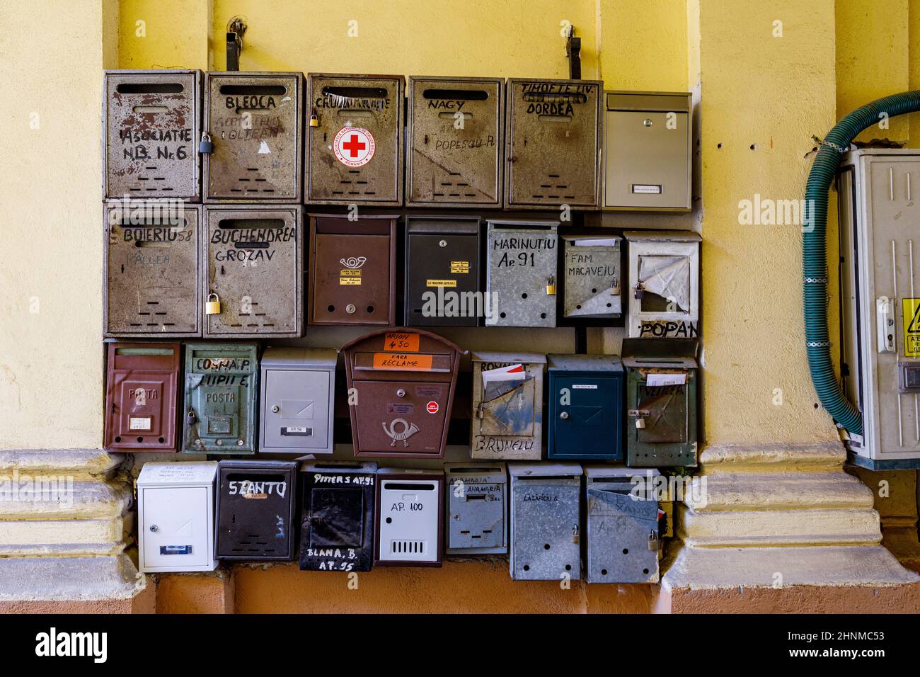 Alcune vecchie caselle postali per lettere e notizie Foto Stock