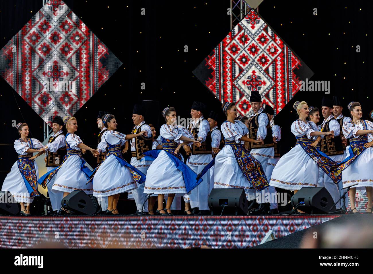 Popolo rumeno in abito folclorico al festival folcloristico di Sibiu in Romania, 07 agosto 2021 Foto Stock