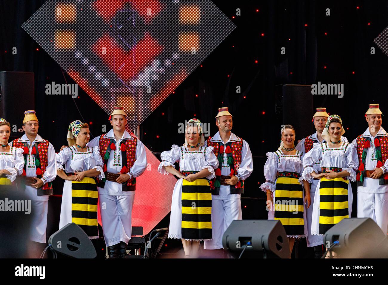 Popolo rumeno in abito folclorico al festival folcloristico di Sibiu in Romania, 07 agosto 2021 Foto Stock