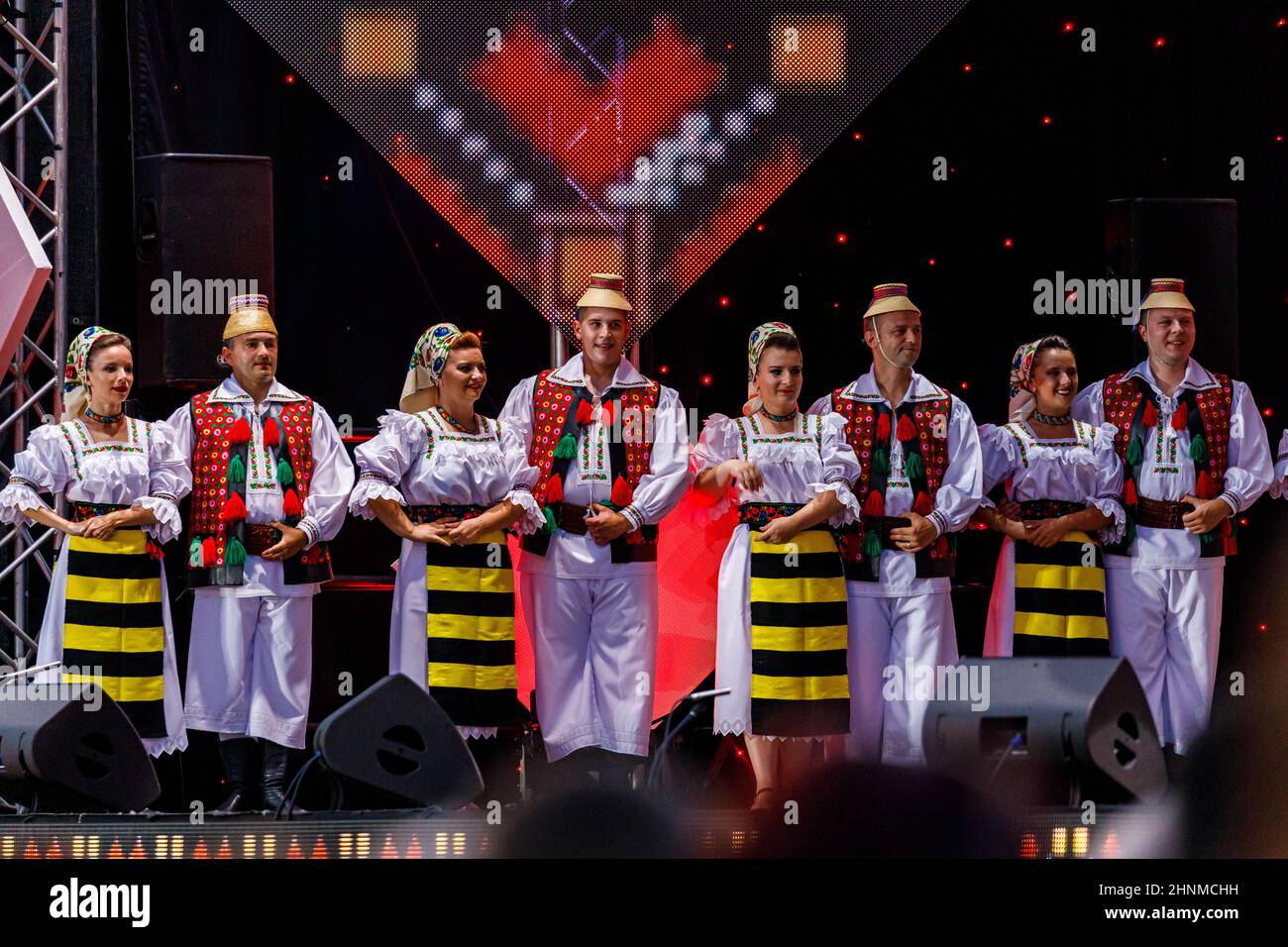 Popolo rumeno in abito folclorico al festival folcloristico di Sibiu in Romania, 07 agosto 2021 Foto Stock