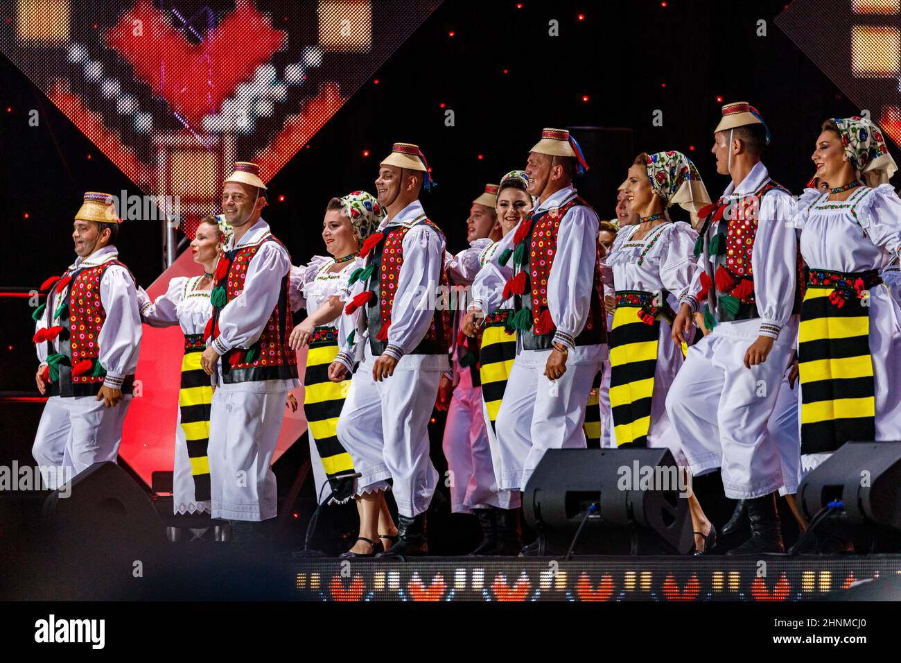 Popolo rumeno in abito folclorico al festival folcloristico di Sibiu in Romania, 07 agosto 2021 Foto Stock