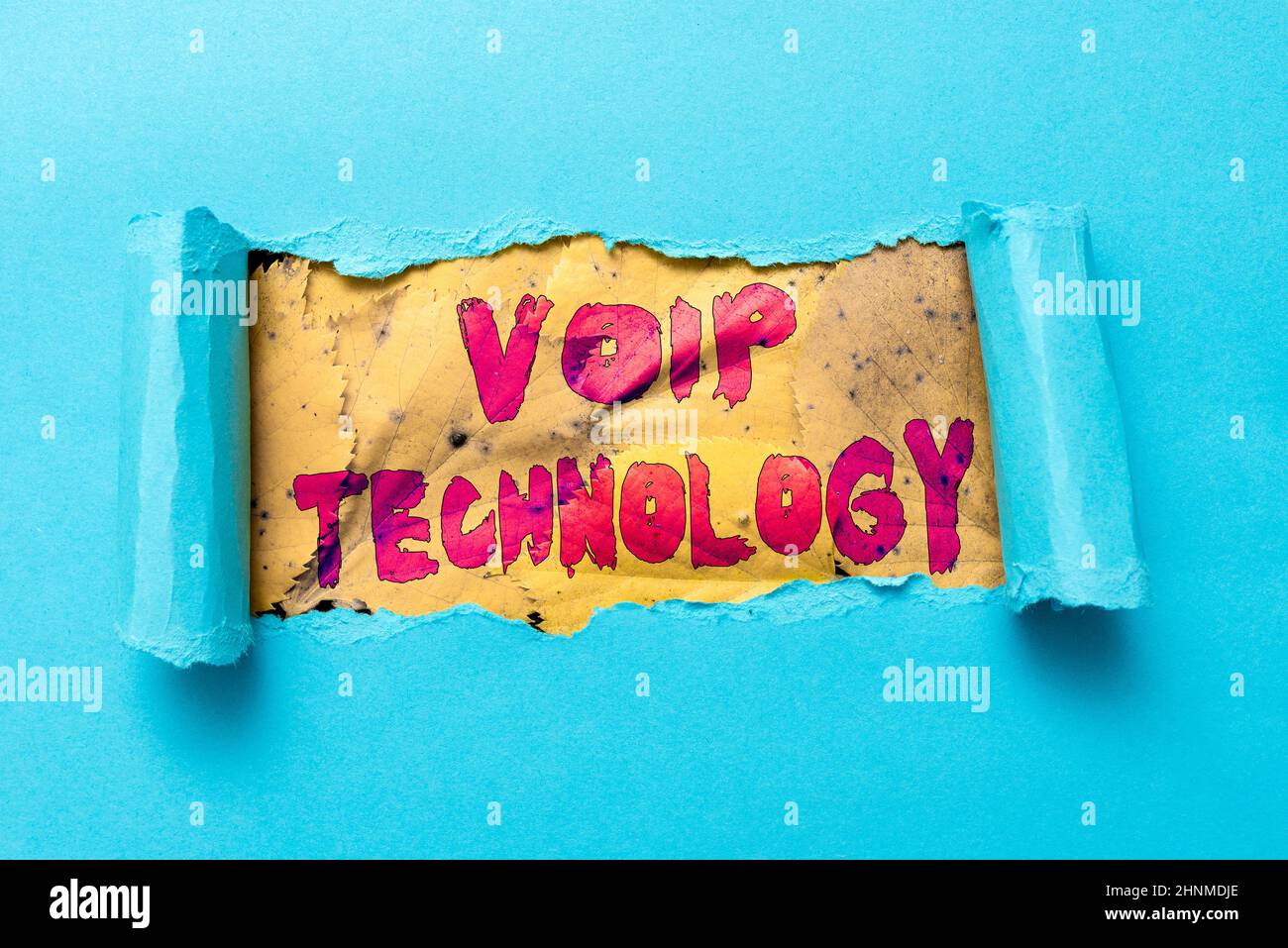 Visualizzazione concettuale VoIP tecnologia, Internet concetto utilizzare Internet come il mezzo di trasmissione per le chiamate telefoniche strappo su foglio rivela behi di fondo Foto Stock
